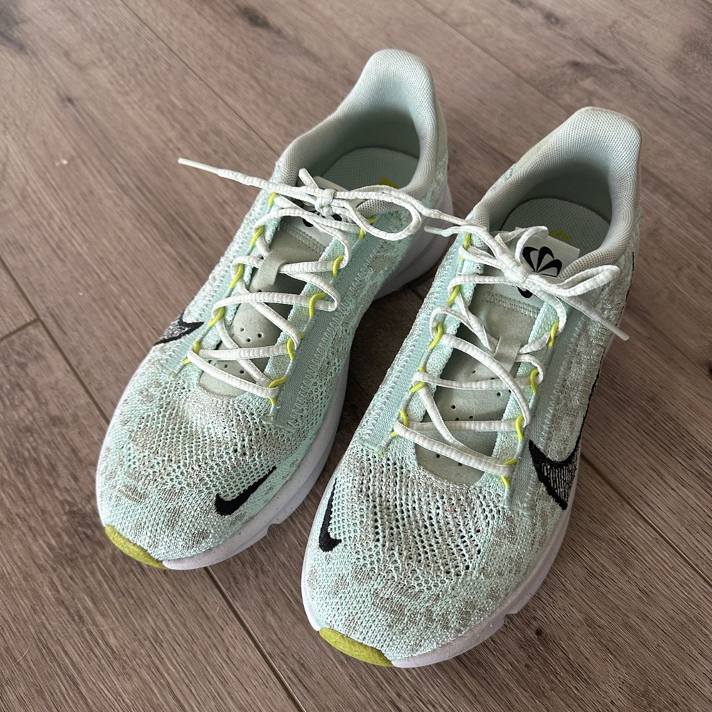 Nike tennis shoes.  Size 9. Like New!